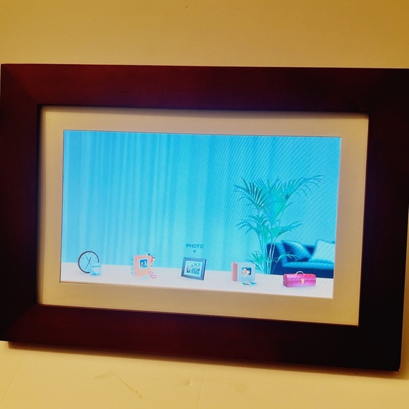 Philips Digital Photo Frame with Brown Wood Frame - Picture 5 of 8